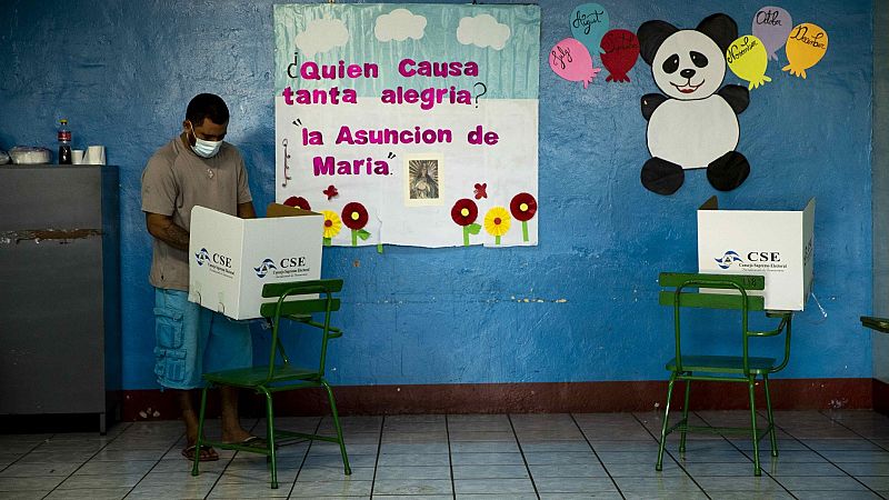 Un hombre vota el 7 de noviembre de 2021 en Managua (Nicaragua)