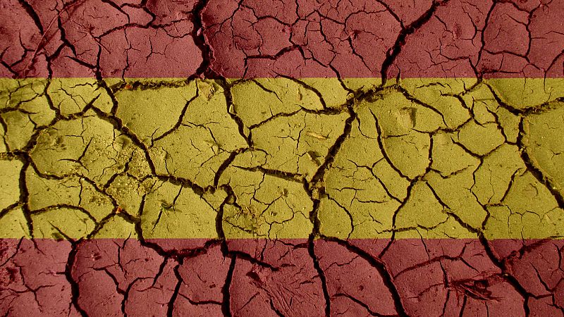 Imagen de la bandera de España con un fondo agrietado y seco
