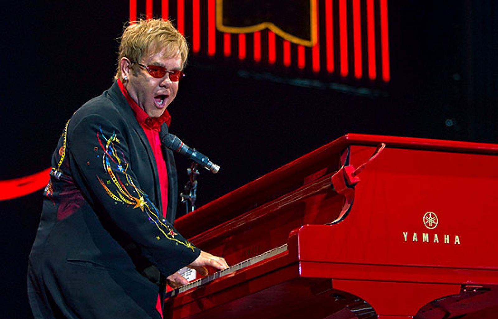 Elton John, obligado a aplazar conciertos en EEUU por infección bacteriana | Ver