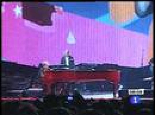  - Elton John aplaza sus conciertos