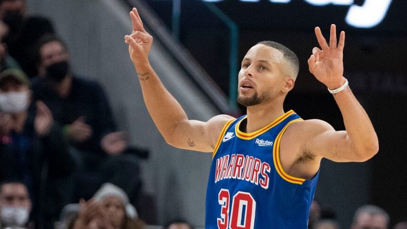 Stephen Curry guía a los Warriors con su mejor marca de la temporada