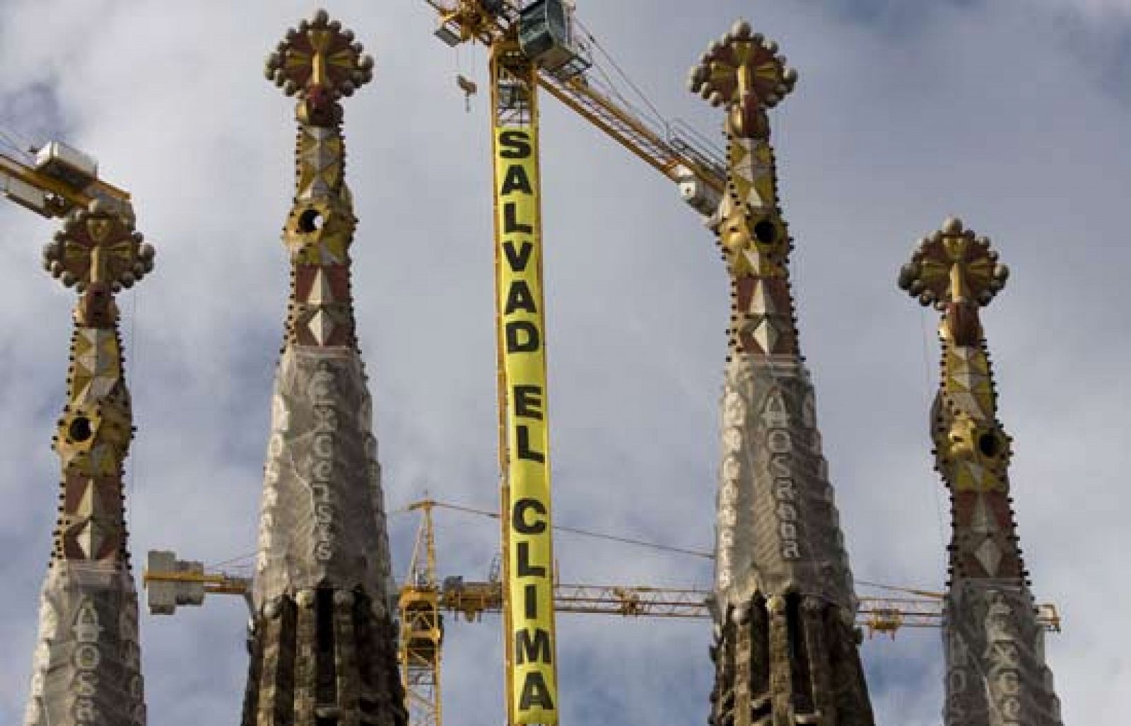Greenpeace despliega una pancarta gigante en la Sagrada Familia