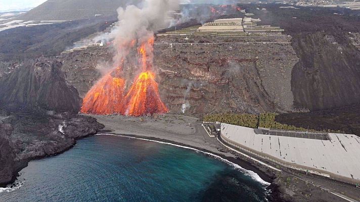 La lava alcanza la playa de los Guirres y une los frentes de dos coladas