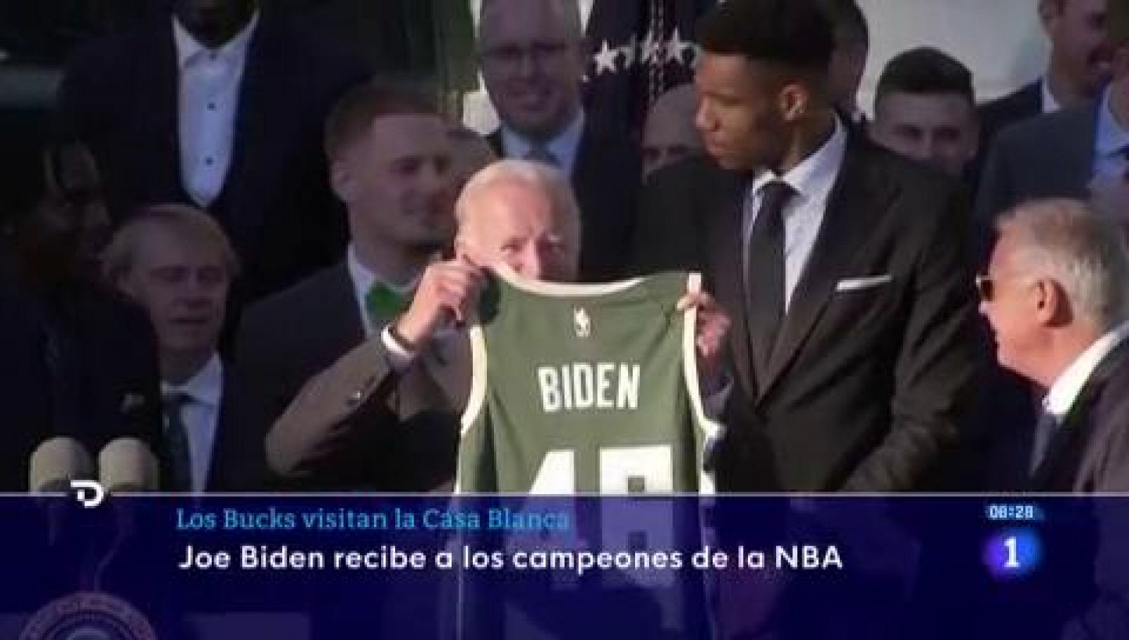 Biden homenajea a los Bucks por su título de NBA
