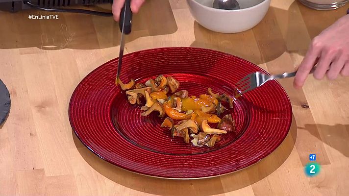 En Línia - Rovellons saltats amb pinyos, all i julivert i ous curats