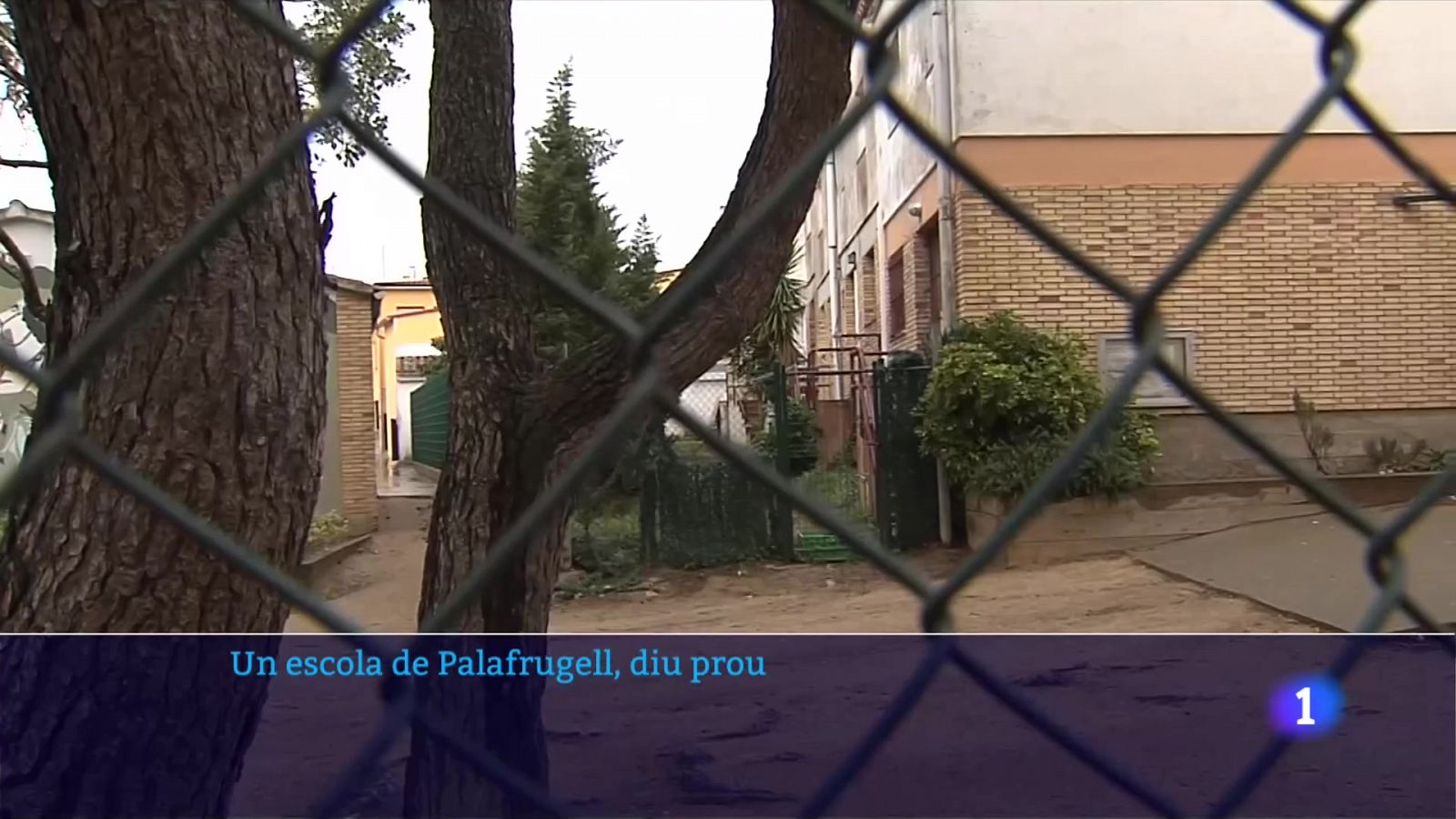 Les famílies d'una escola de Palafrugell es planten davant dels ocupes