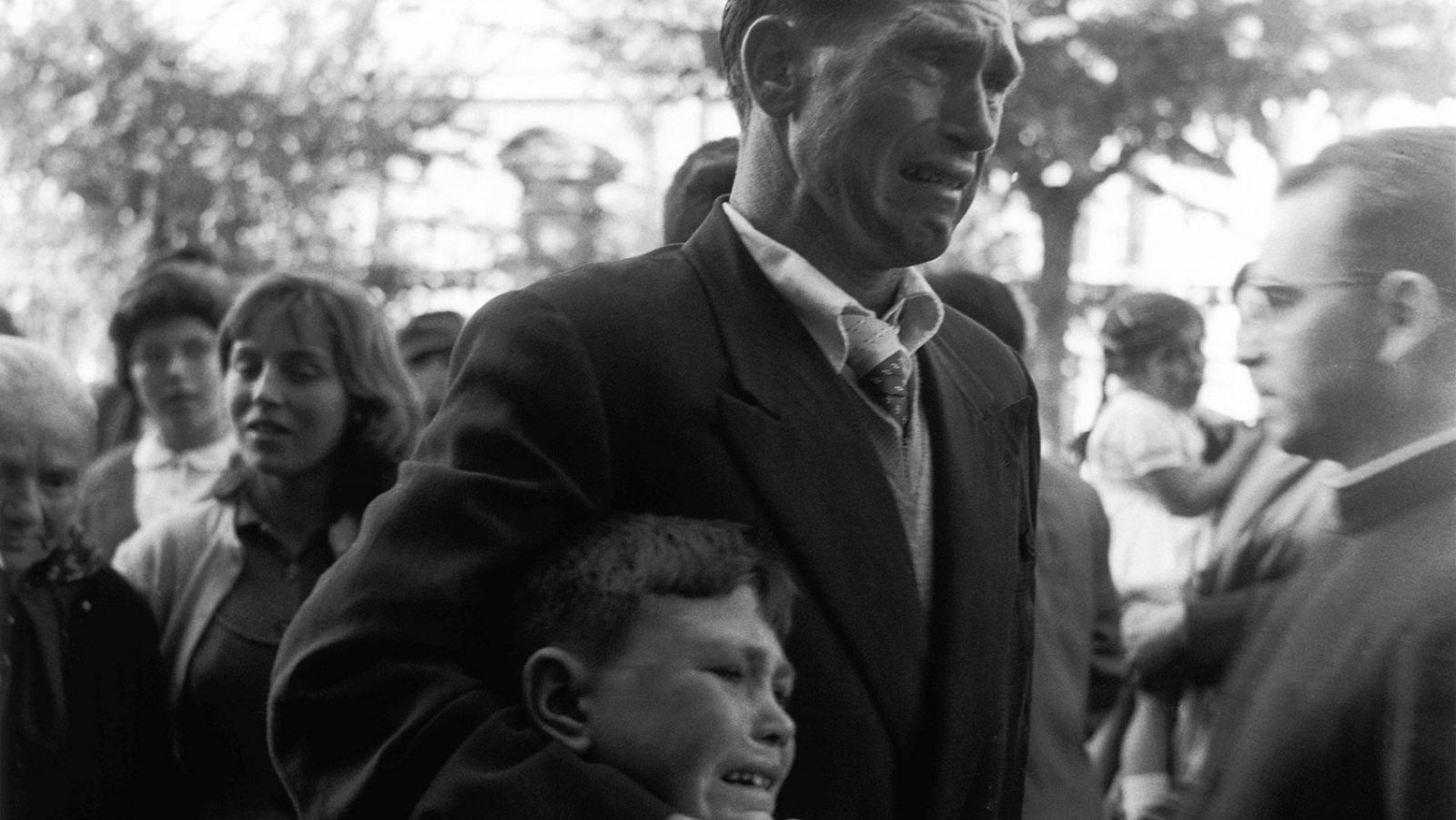 El papa recibe 'El padre y el hijo', la foto que ilustra la emigración  española en los años 50