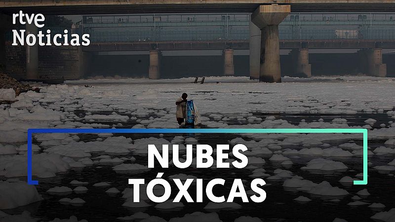 Una gigantesca capa de espuma tóxica cubre el río Yamuna en Nueva Delhi