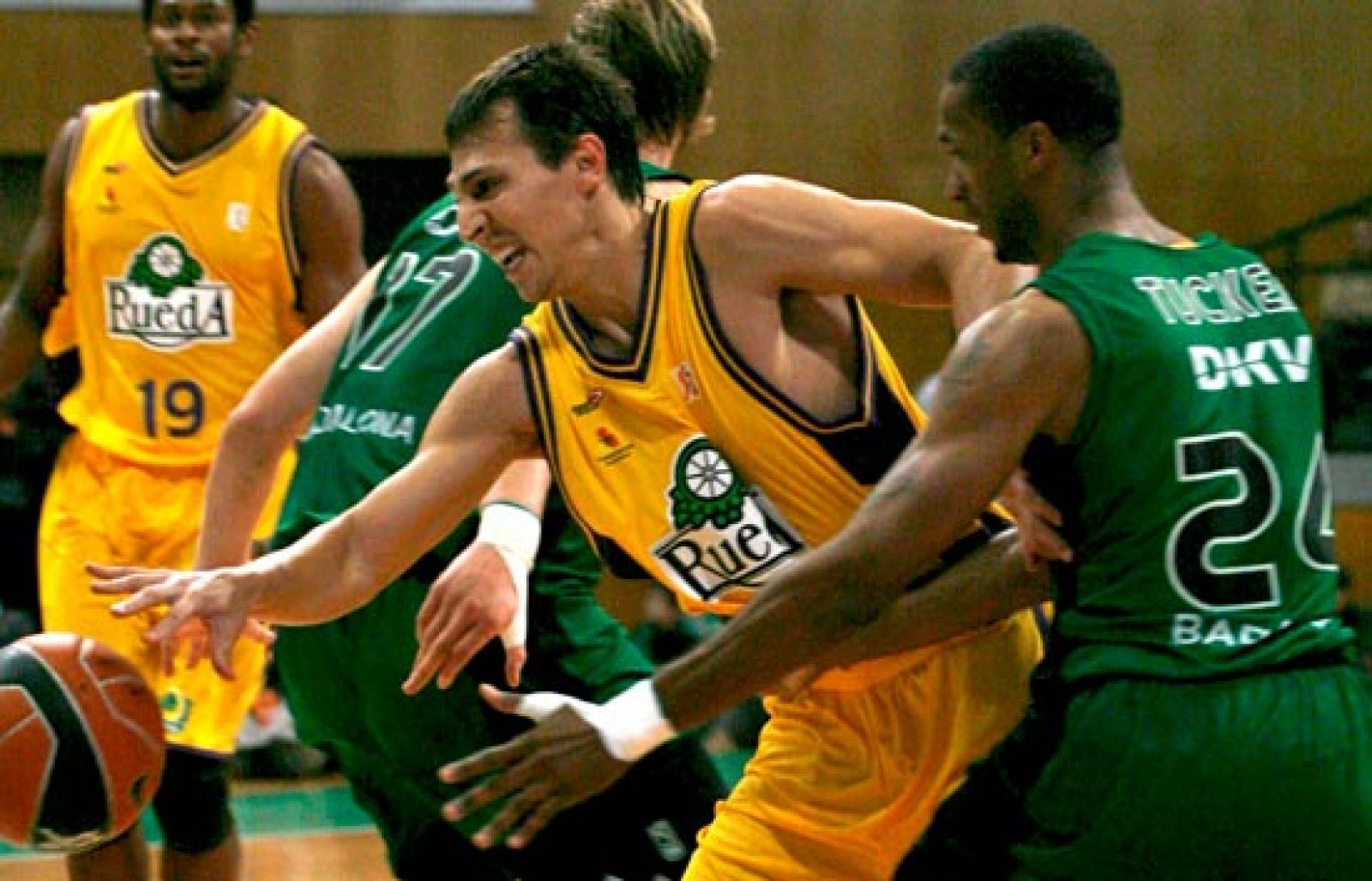 Cuarto triunfo de la temporada para el DKV Joventut, que se deshizo del Blancos de Rueda Valladolid después de un partido equilibrado en el que el conjunto pucelano le complicó la vida hasta los últimos instantes 