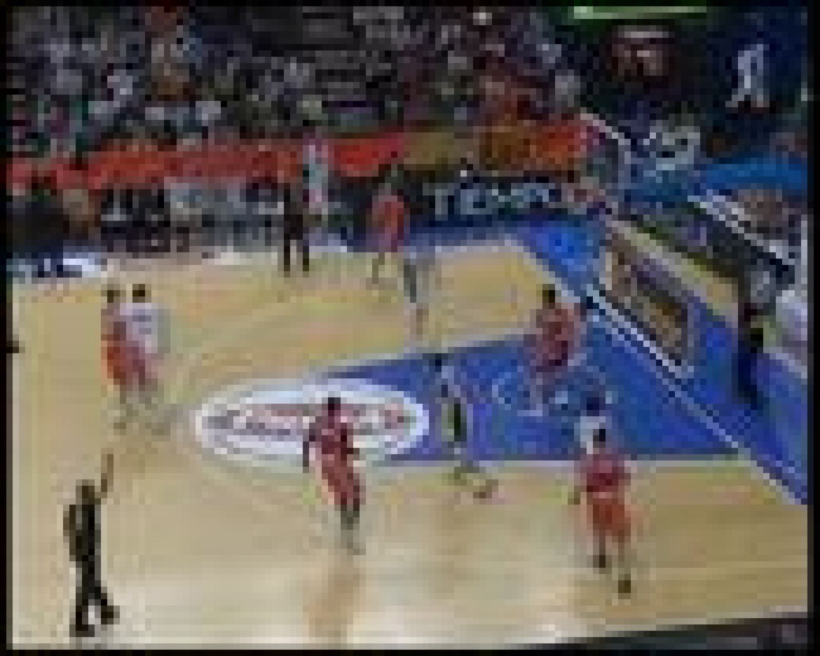 El Valencia Basket Club se llevó el triunfo ante el Caja Laboral, tras un encuentro igualado en el que ambos conjuntos mantuvieron las opciones hasta los últimos instantes (81-74) 