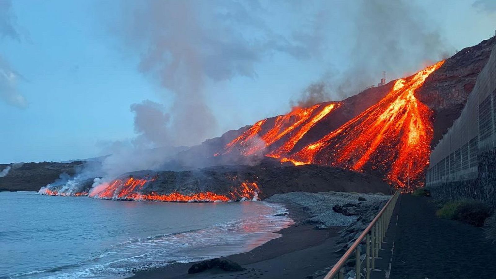 La lava forma una nueva fajana en la playa de Los Guirres