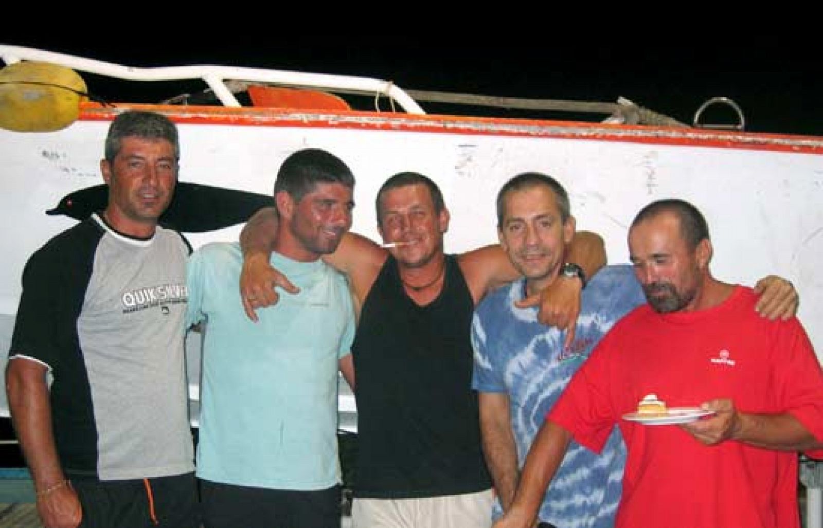 Los familiares de los 36 tripulantes del atunero vasco 'Alakrana' acusan el mes de secuestro a manos de piratas somalíes en el océano Índico, mientras que las gestiones para su liberación se llevan con absoluto sigilo.