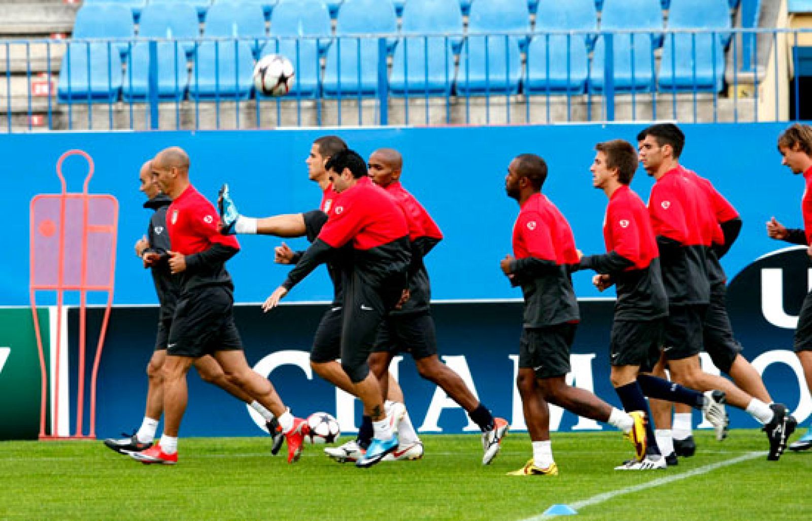 El Atlético está cerca de la eliinación en Champions, pero el equipo no da la batalla por perdida.