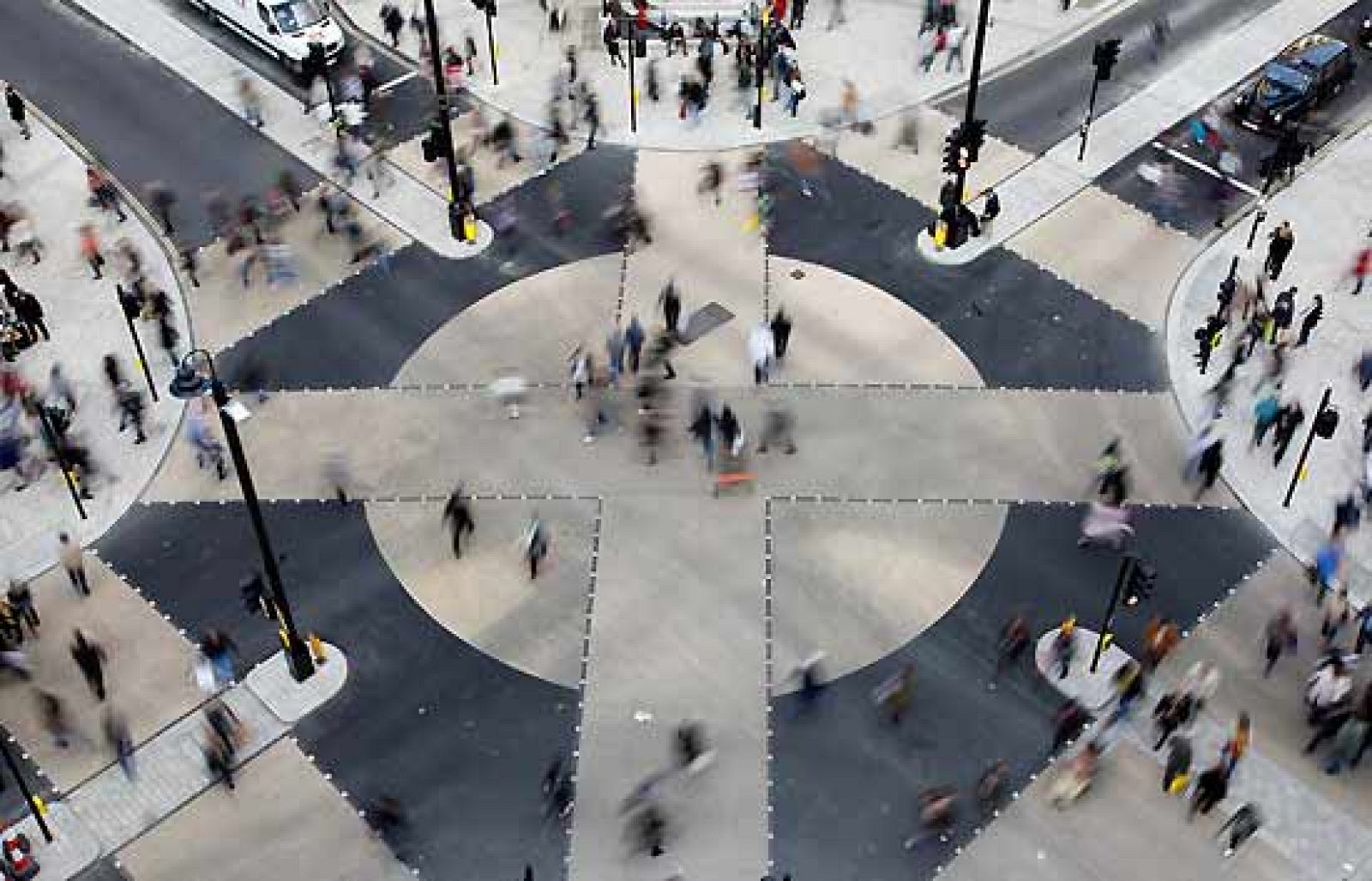 La plaza londinense Oxford Circus ha inaugurado este lunes un nuevo paso de peatones que permite cruzar pasando por el centro, una solución urbanística que previamente puso en práctica Japón (02/11/09).