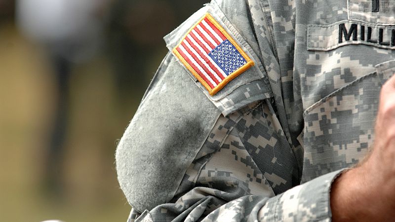 Detalle de la bandera estadounidense bordada sobre el uniforme militar