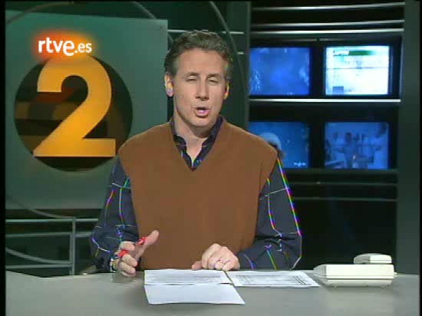 La 2 Noticias, 15 Aniversario: Lorenzo Milá y los ambigramas. El día de la simetría, Lorenzo Milá explicaba qué son los ambigramas, las palabras que se leen igual hacia adelante o hacia atrás.