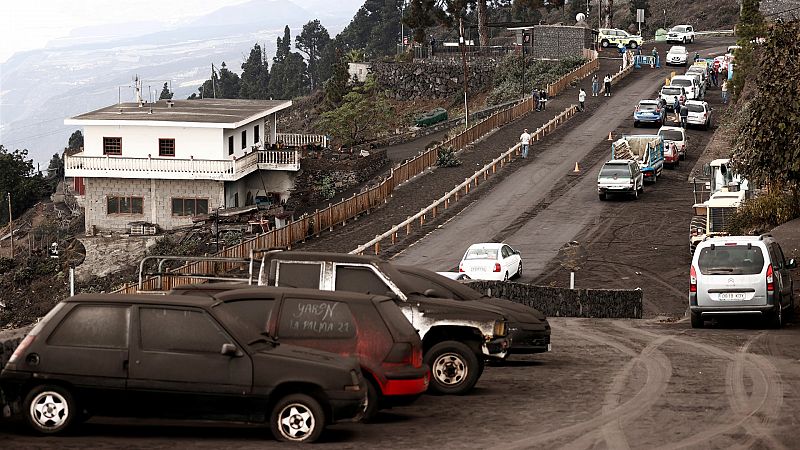 Muere un hombre mientras limpiaba ceniza del volcán de un tejado