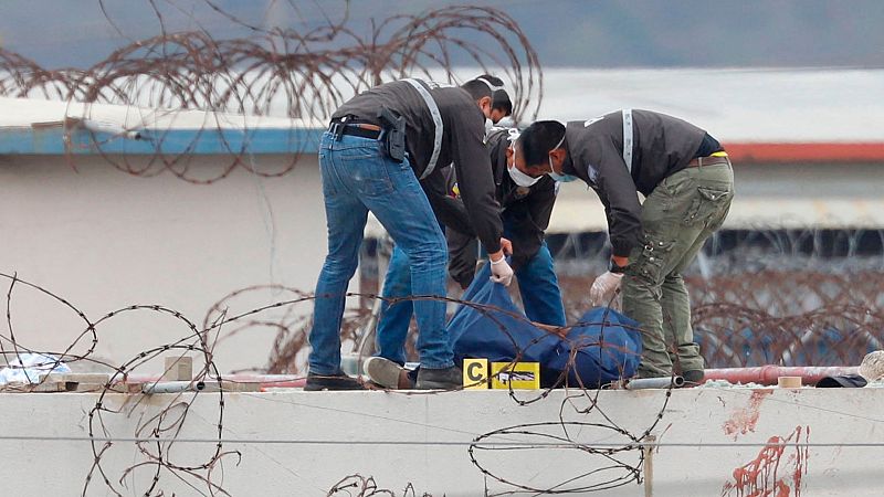 68 presos mueren en violentos enfrentamientos en una cárcel de Guayaquil