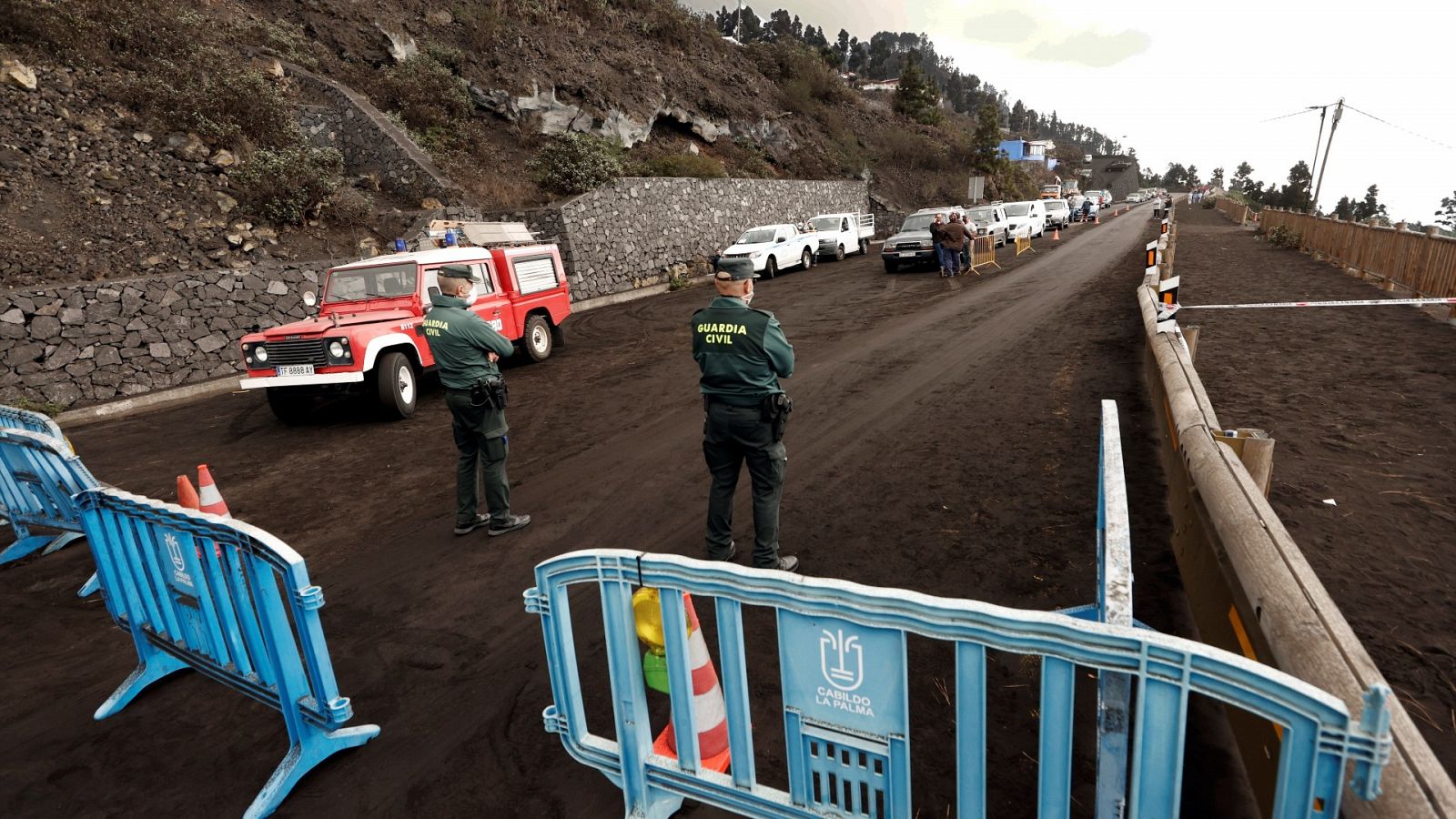 La guardia civil corta el acceso de una carretera