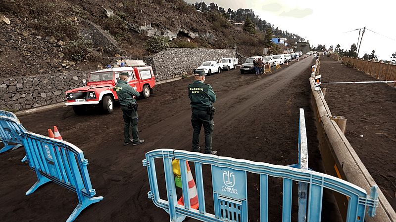 La guardia civil corta el acceso de una carretera