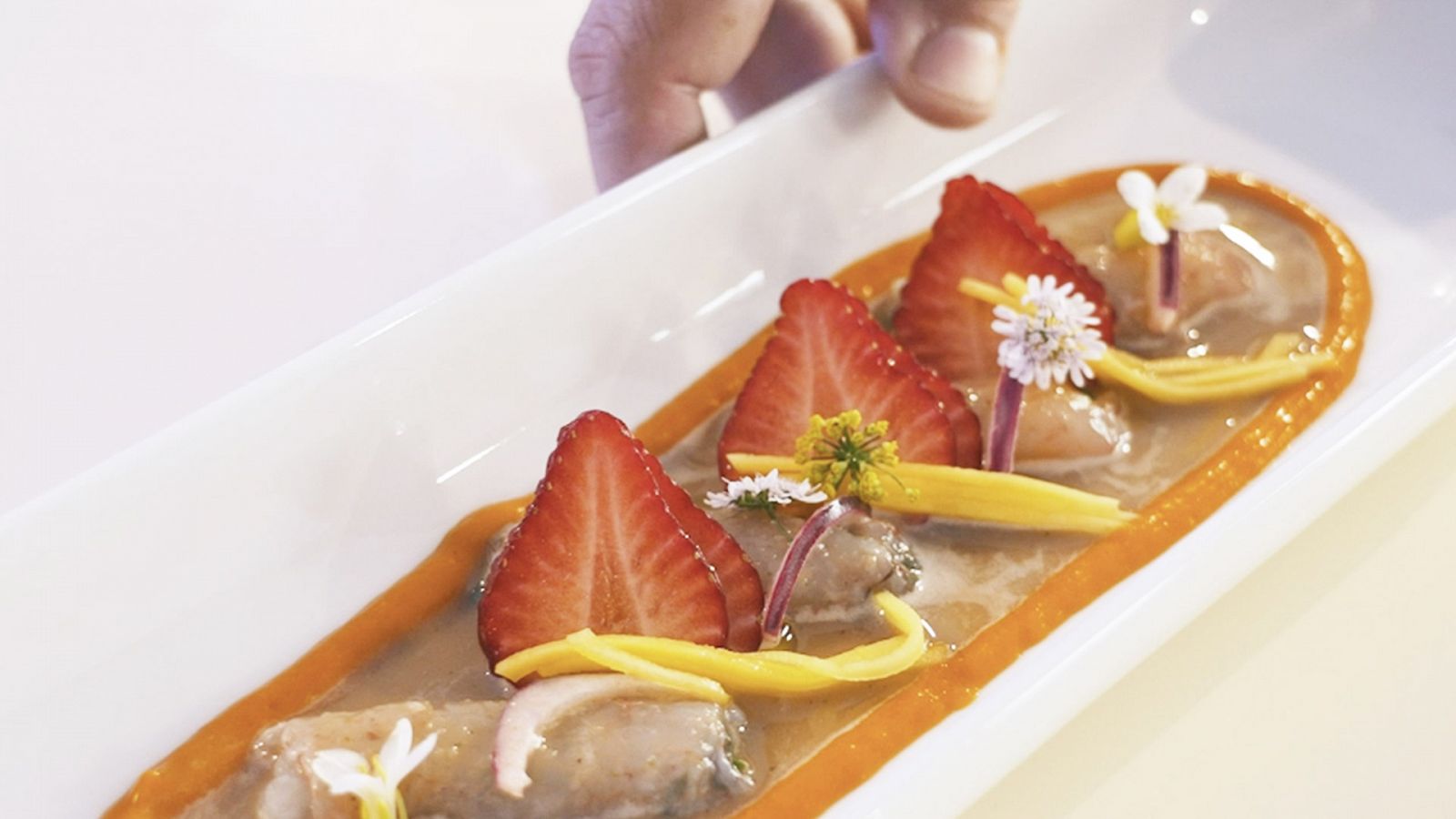 Ceviche de Gamba Blanca de Huelva con mango, habas y fresas