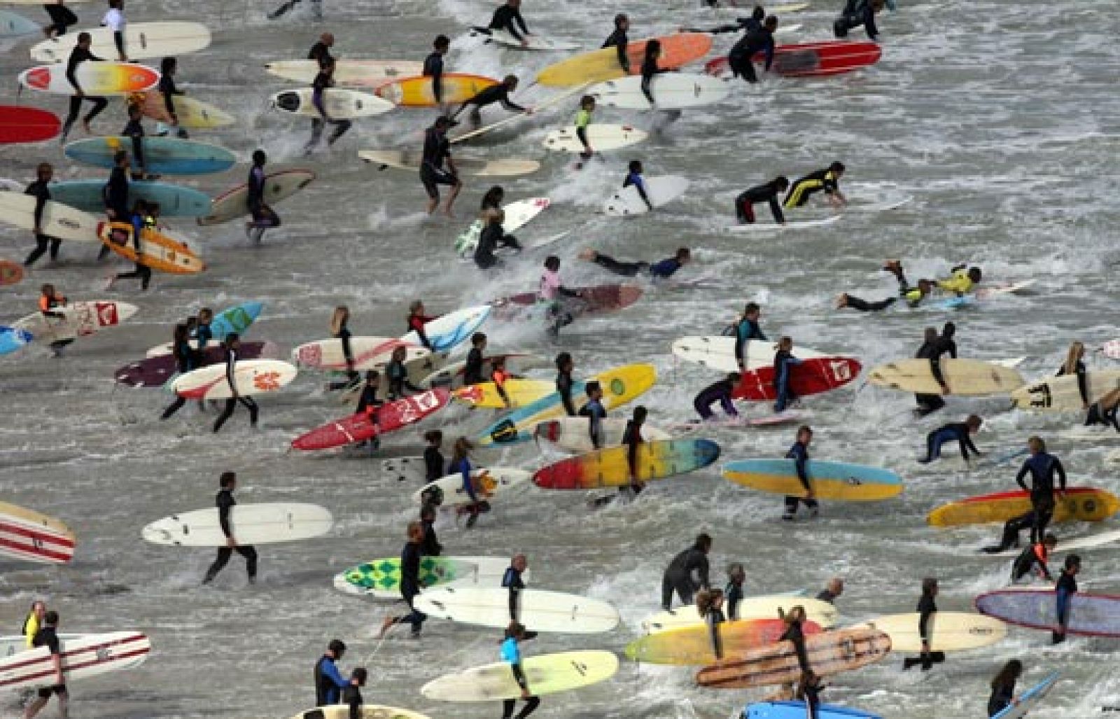 Decenas de surfistas se reunieron en la playa de Muizenberg (Cabo Verde) y surfearon sobre la misma ola a la vez. 