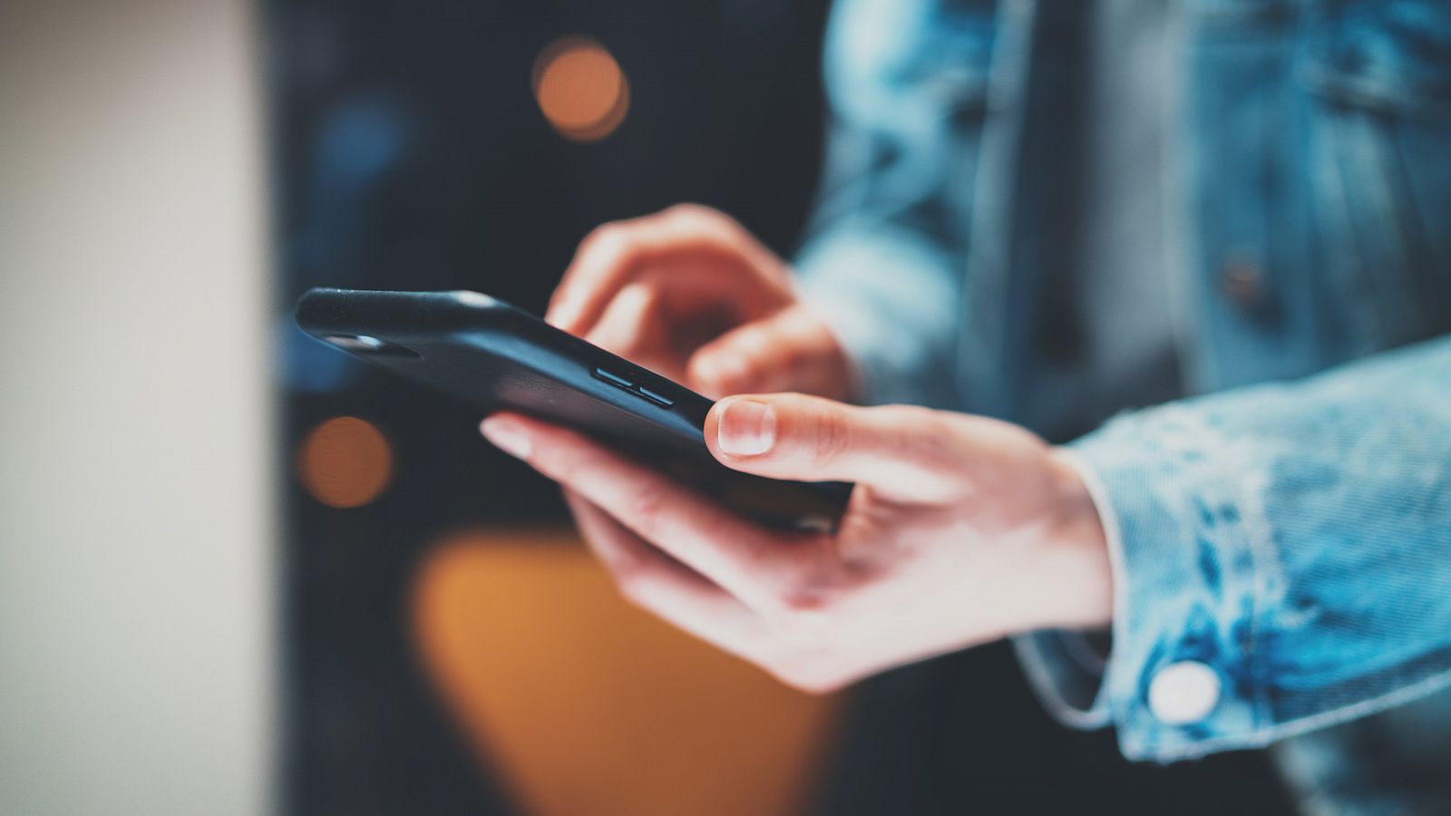 Un tercio de los hogares españoles ya no tienen teléfono fijo, solo móvil | Ver