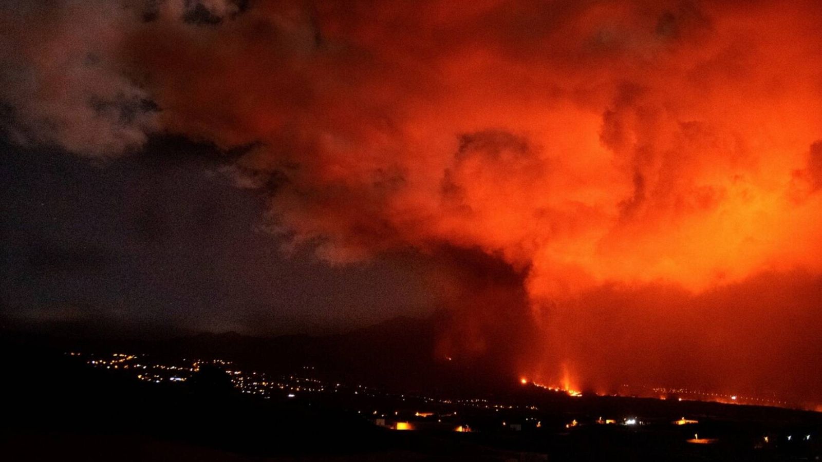 La lava llega al mar por un tercer punto mientras comienzan a repartirse las ayudas en La Palma