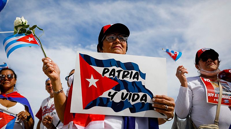 Manifestantes en Miami apoyan a Cuba