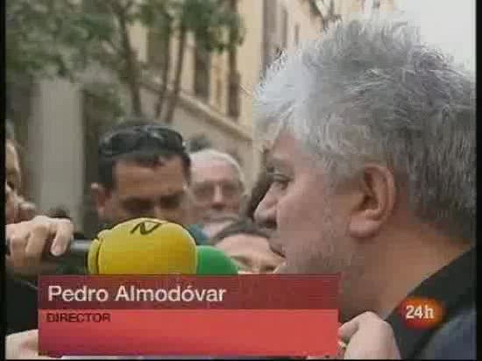 Almodóvar, Paloma San Basilio, José Sacristán, Raphael, Pilar Bardem... Son muchos los artistas que se han acercado a decir su último adiós al actor madrileño.