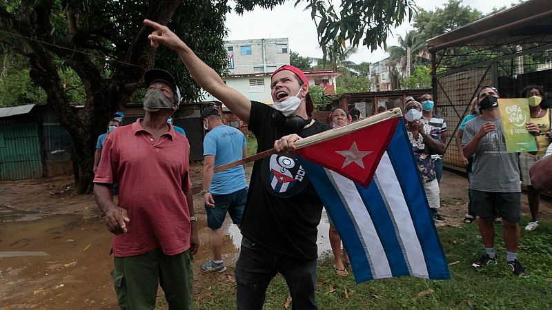 Simpatizantes progubernamentales realizan una manifestación de repudio frente al apartamento del disidente cubano Yunior García