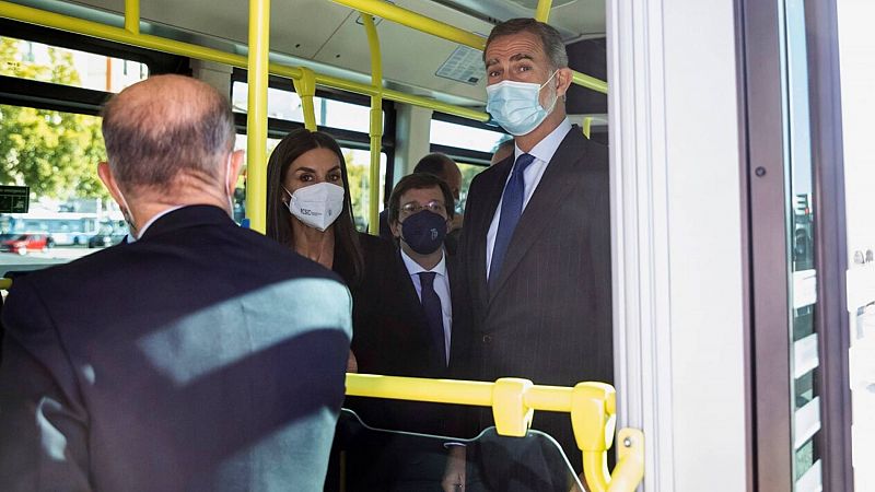 Los reyes viajan en un autobús de la EMT para celebrar el 75 aniversario de la empresa municipal