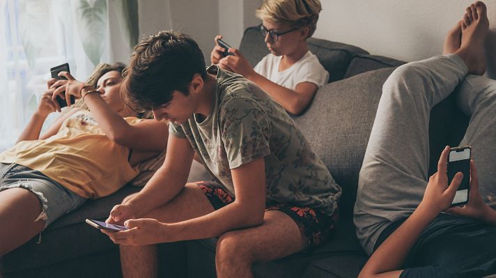 Informativo 24h - Uno de cada tres adolescentes está enganchado a internet y a las redes sociales
