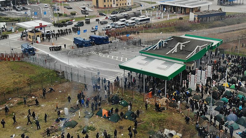 La tensión aumenta en la frontera con Bielorrusia y los guardias polacos usan cañones de agua contra los migrantes - Ver ahora