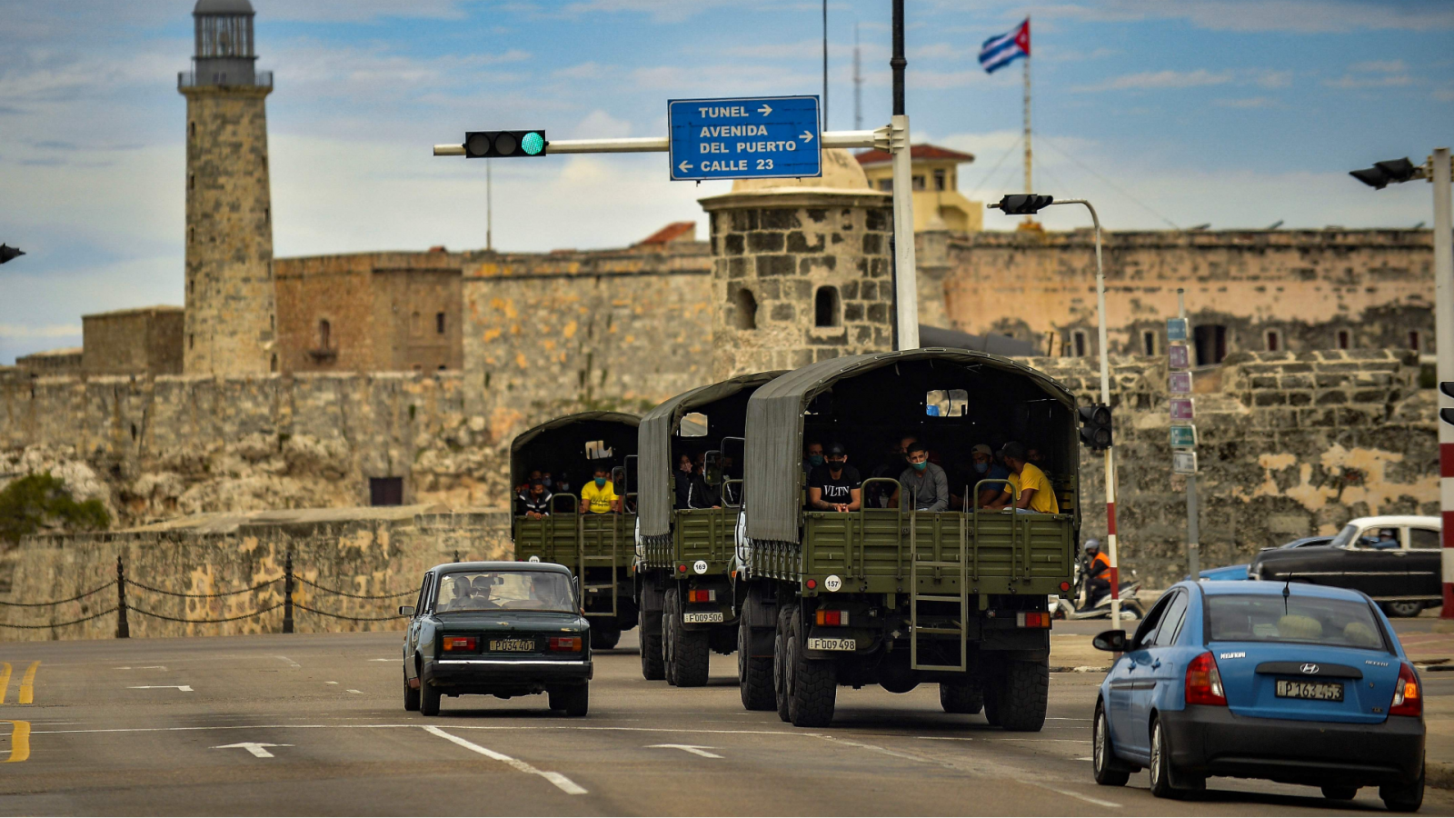 Vehículos policiales circulan por la calle El Paseo del Prado en La Habana.