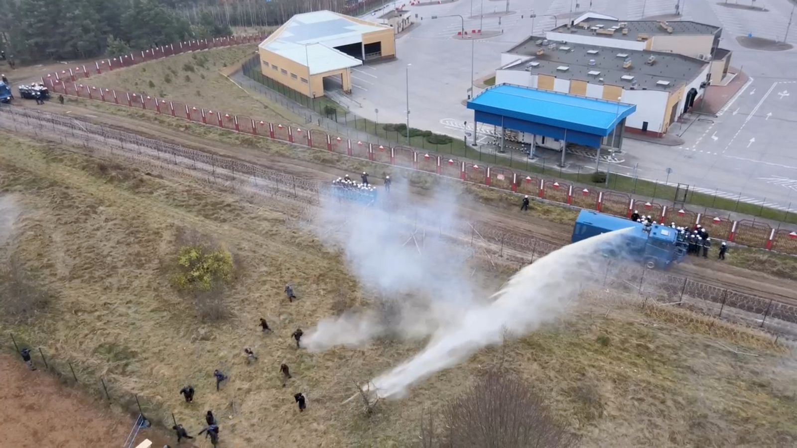 Los guardias polacos emplean cañones de agua contra los migrantes en la frontera con Bielorrusia