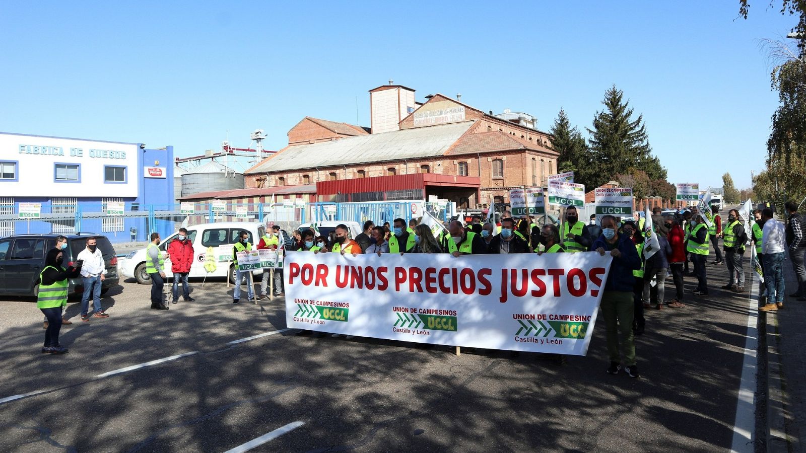 Los ganaderos denuncian que cada vez ganan menos por cada litro de leche mientras las industrias logran beneficios récord