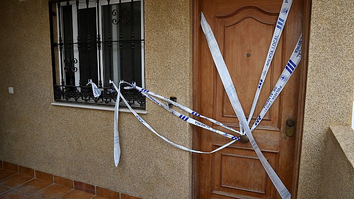 Telediario 1 - Mueren una mujer y sus dos hijos en el incendio "intencionado" de una vivienda en Almería