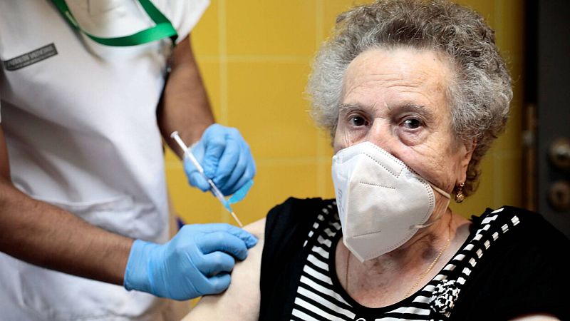 Sanidad estudia administrar la tercera dosis a los mayores de 60