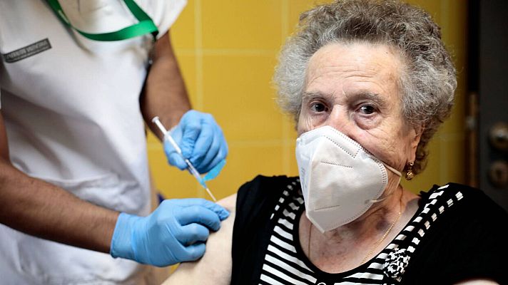 Telediario 1 - Sanidad estudia administrar la tercera dosis a los mayores de 60