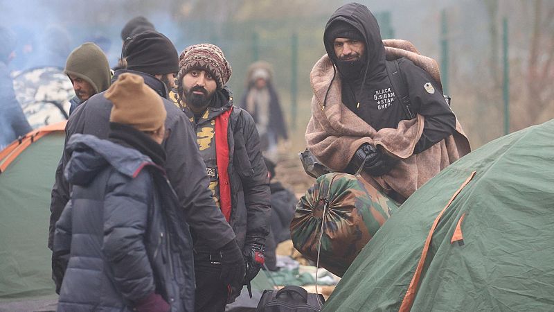 Un grupo de migrantes en el campamento