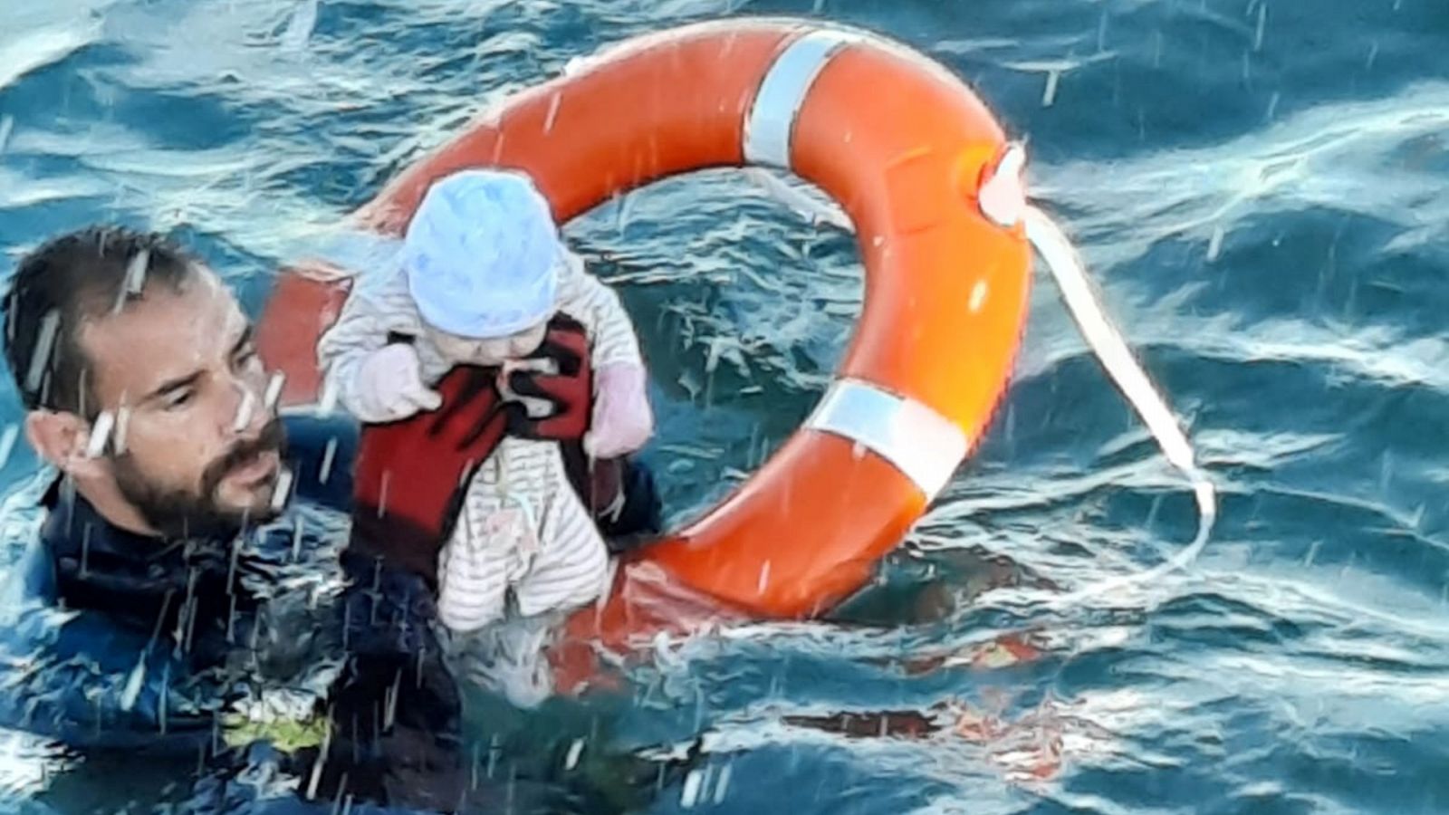 El guardia civil que salvó al bebé en Ceuta: "Nunca habíamos visto una situación parecida"