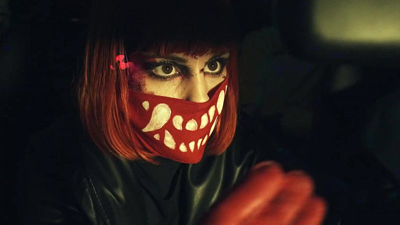 Una mujer lleva una mascarilla soja con dientes dibujados