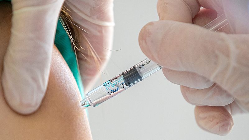 Una enfermera administra una dosis de vacuna