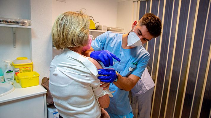 COVID-19: Tercera dosis para mayores de 60 años y sanitarios