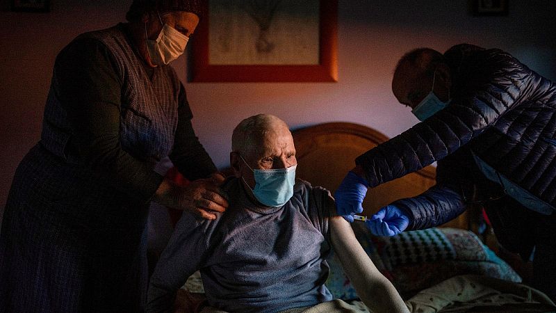 Los expertos avalan la tercera dosis de la vacuna para mayores y vulnerables: "Está funcionando" 