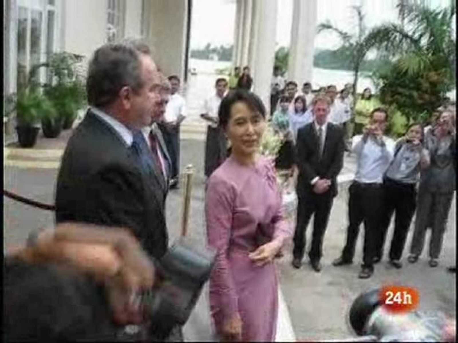La líder de la oposición birmana Aung San Suu Kyi, que se encuentra bajo arresto domiciliario por el régimen militar, apareció en público por primera vez en seis años en un hotel de Rangún, este miércoles, acompañada por un diplomático de EE.UU. con quien se reunió.