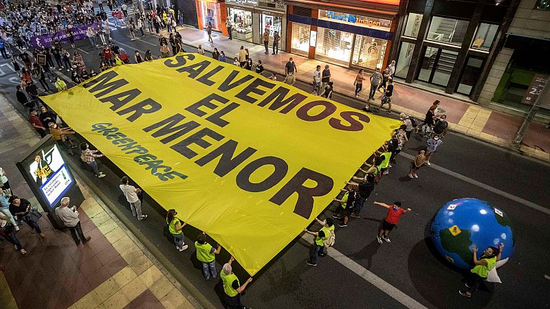 Manifestantes en Murcia sostienen una pancarta gigante de Greenpeace: "Salvemos el Mar Menor"