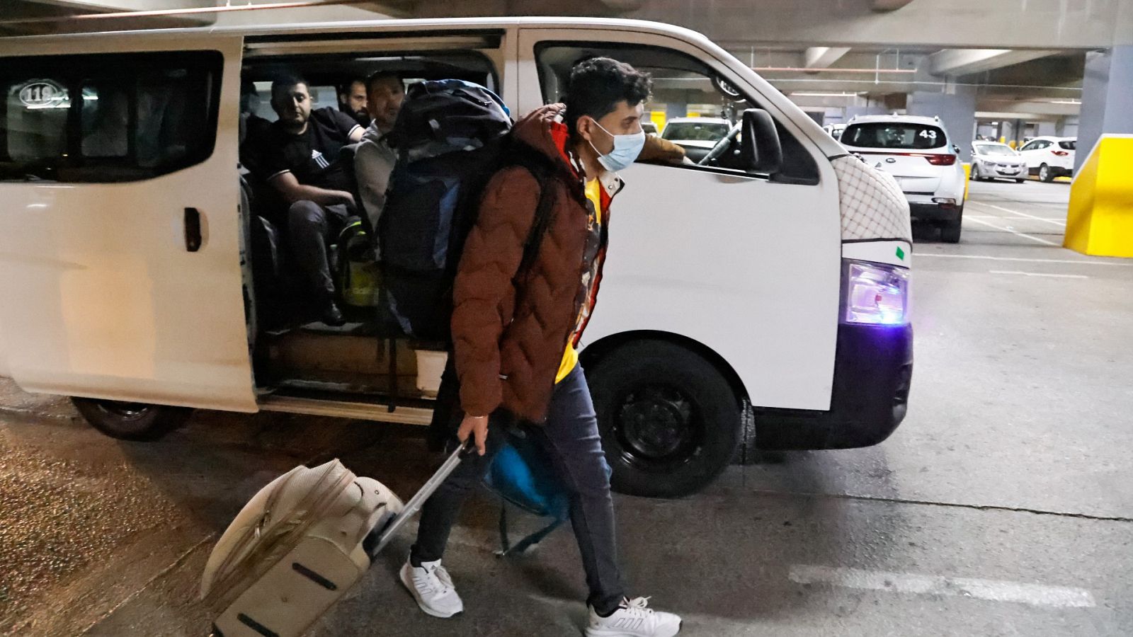 Un migrante llega al aeropuerto