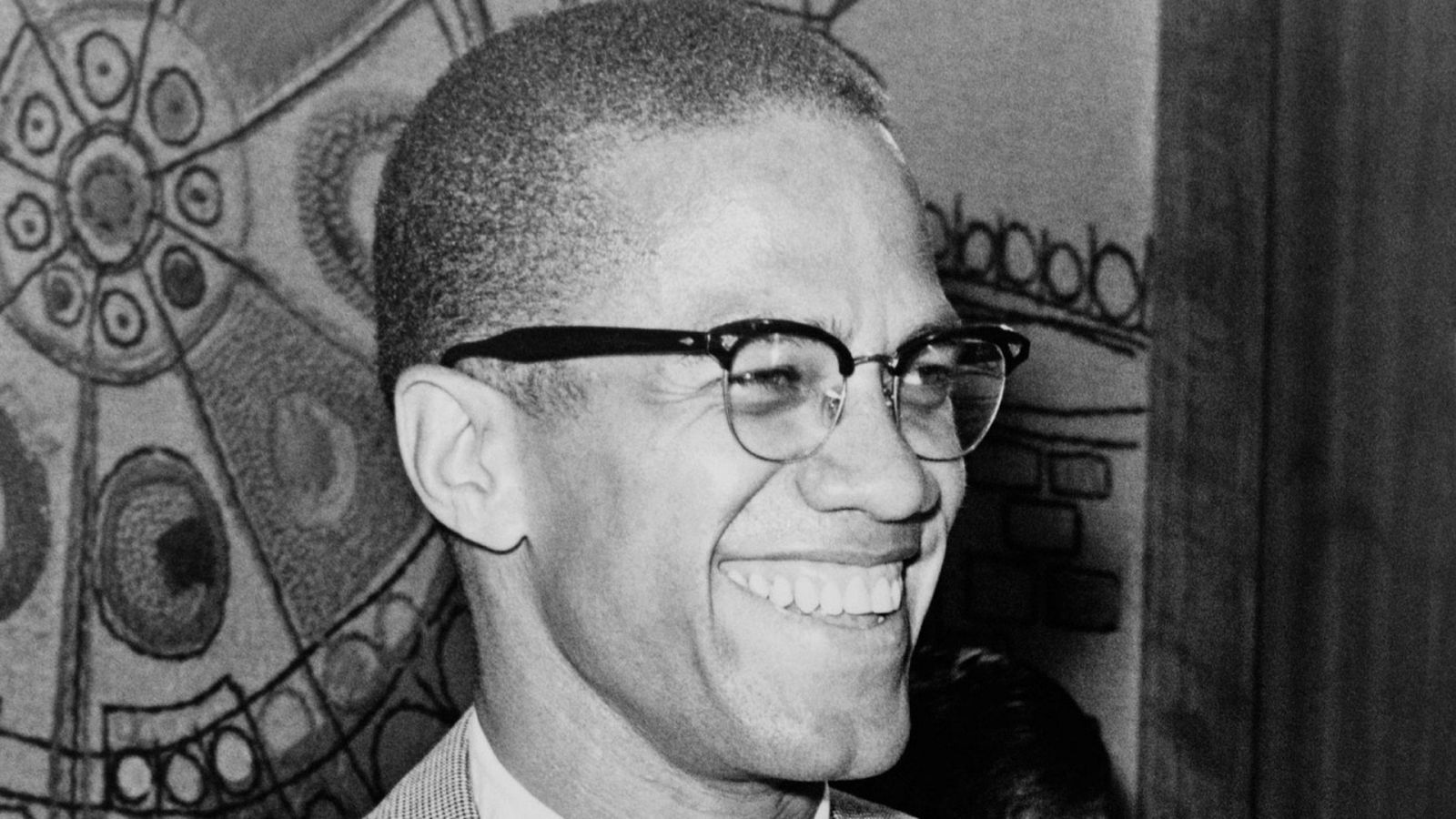 Retrato de Malcolm X sonriendo